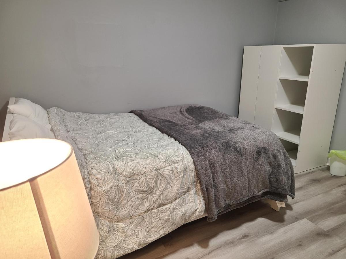 Downtown Ottawa Spacious Room Accommodation ภายนอก รูปภาพ
